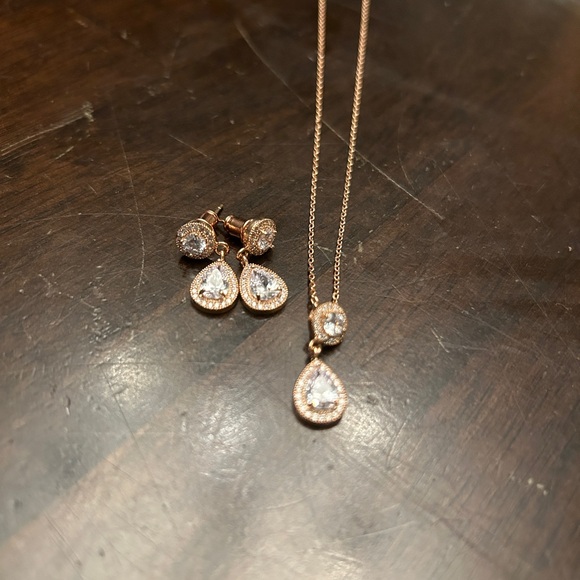 NWOT Rose Gold Matching Necklace and Earrings - Picture 3 of 6